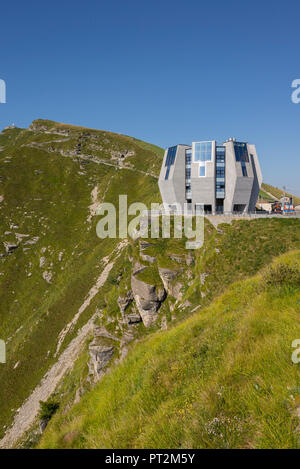 Fiore di Pietra Bergrestaurant auf dem Monte Generoso oder Calvagione die Tessiner Architekten Mario Botta, Lago di Lugano, Lugano, Tessin, Schweiz Stockfoto