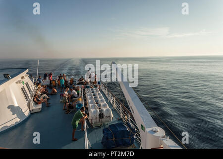 Passagiere an Deck eines Schiffes mit Blick auf das Meer Stockfoto