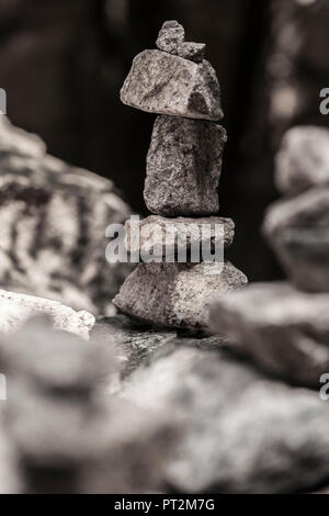 Blick auf Cairns in der felsigen Landschaft Stockfoto