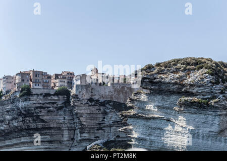 Anzeigen von Bonifacio, Korsika und den zerklüfteten Felsen aus dem Meer Stockfoto