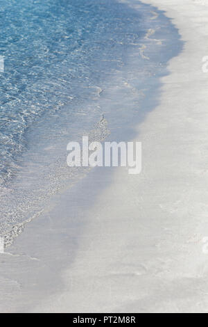 Kleine Wellen brechen am feinen Sand, einsamen Strand von Palombaggia, Korsika Stockfoto