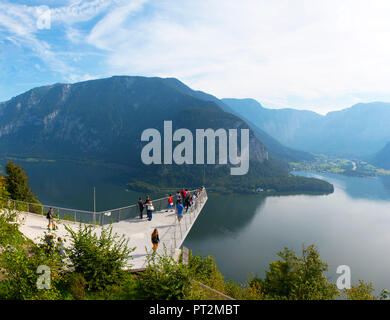 Österreich, Oberösterreich, Salzkammergut, Hallstatt, Blick von der Aussichtsplattform Welterbeblick auf dem Hallstätter See, Touristen, Stockfoto