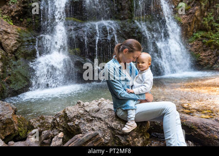 Mutter und Tochter in Josefsthal Wasserfall Stockfoto