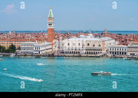 Klassische Ansicht der Dogenpalast und der Glockenturm von St, Mark aus der Glockenturm von St. George's Island, Venedig, Venetien, Italien Stockfoto