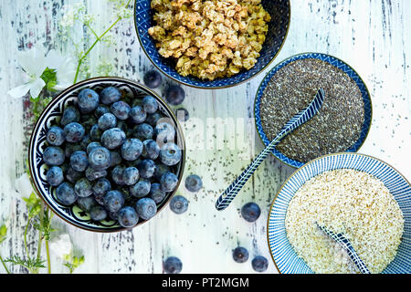 Schüsseln Müsli, Heidelbeeren, schwarze Chia Samen und Amaranth Stockfoto