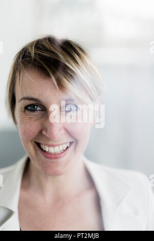 Portrait von Lachen Geschäftsfrau Stockfoto