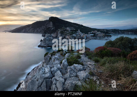 Sonnenuntergang in Portovenere von Insel Palmaria, Provinz La Spezia, Ligurien, Italien, Europa Stockfoto