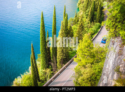 Malerische Straße SS45 an der Westküste des Gardasees in der Nähe von Tremosine, Provinz Brescia, Lombardei, Italien Stockfoto