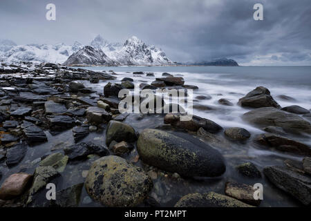 Sea Scape in Vareid, die Gemeinde von Flakstad, Lofoten Inseln, Norwegen, Europa Stockfoto