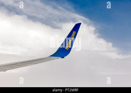 Kiew, Ukraine - Juli 12, 2018: Ukraine International Airlines Boeing 767 Flugzeuge Flügel in großer Höhe gegen den blauen Himmel fliegen. Stockfoto