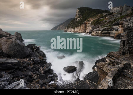 Meer Sturm in Byron's Cave, Gemeinde Portovenere Provence, La Spezia, Ligurien, Italien, Europa Stockfoto