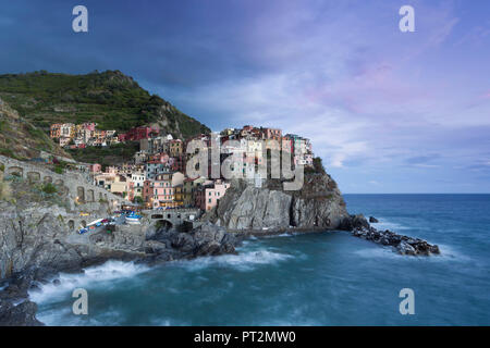 Sonnenuntergang in Manarola, Cinque Terre, Gemeinde Riomaggiore Provence, La Spezia, Ligurien, Italien, Europa Stockfoto