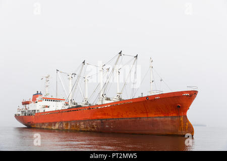 Namibia, Walvis Bay, rot Frachtschiff Stockfoto