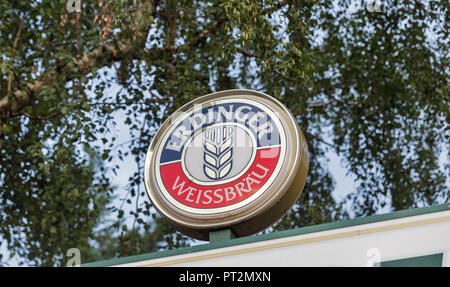 BERLIN, DEUTSCHLAND - 12. JULI 2018: Erdinger Weissbrau Weizen Bier logo closeup Outdoor. Erdinger ist der weltweit größte Weißbierbrauerei. Stockfoto