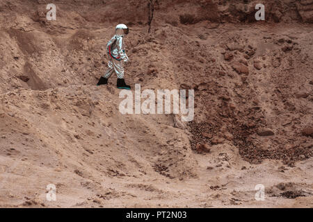 Spaceman Erkundung namenlosen Planeten Stockfoto