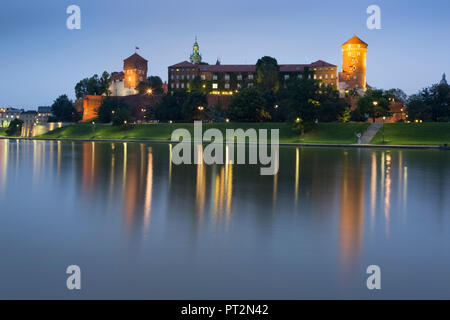 Polen, Krakau, Blick zum Schloss Wawel, Weichsel im Vordergrund Abend dämmerung Stockfoto