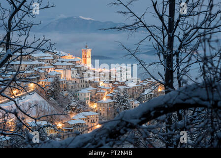 Die Santa Maria del Monte, eingerahmt vom braches nach einem Schneefall im Winter vom Campo dei Fiori, Parco Campo dei Fiori, Varese, Lombardei, Italien, Europa Stockfoto