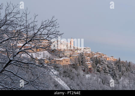 Das Dorf Santa Maria del Monte am Abend nach einem verschneiten Tag vom Campo dei Fiori, Parco Campo dei Fiori, Varese, Lombardei, Italien, Europa Stockfoto