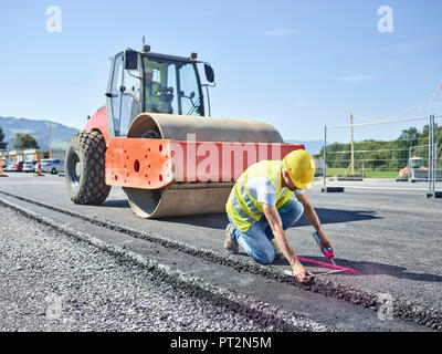 Die Markierung am Straßenrand auf der Baustelle Stockfoto