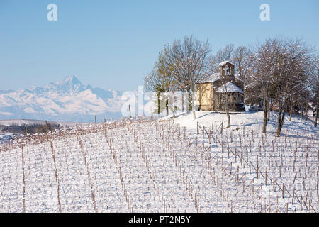 Die Kapelle von Santo Stefano di Perno nach Schneefall, Monforte d'Alba, Langhe, Provinz Cuneo, Piemont, Italien, Europa Stockfoto