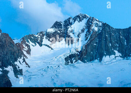 Die Nordwand des Monte Disgrazia in der Dämmerung, Chiareggio, Valmalenco, Provinz Sondrio, Lombardei, Italien Stockfoto