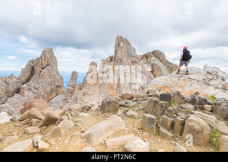 Wanderer vor der Cima di Valbona, Cima di Valsorda und der Turm Torre di Pisa, Val d'Ega/Eggental, Dolomiten, Provinz Bozen, Südtirol, Alpen, Italien Stockfoto