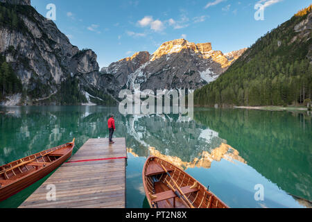 Prags/Prags, Dolomiten, Südtirol, Italien, den See Pragser/Pragser Wildsee bei Sonnenaufgang Stockfoto