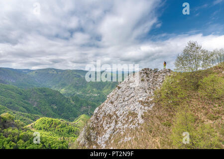 Via Degli Eroi, Schievenin, Provinz Belluno, Venetien, Italien, Europa, ein Wanderer auf dem Berg trail" Via Degli Eroi" (Weg des Helden) Stockfoto