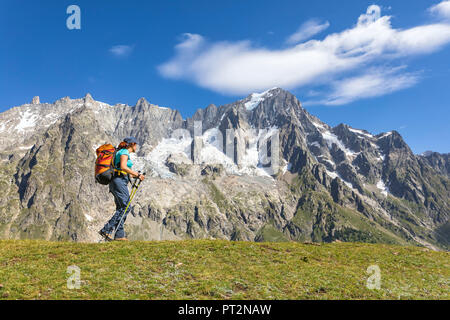 Ein trekker ist vor der Grandes Jorasses während des Mont Blanc Wanderungen (Frettchen Tal, Courmayeur, Provinz Aosta, Aostatal, Italien, Europa) Stockfoto