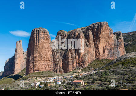 Riglos Dorf mit Schlägel von Riglos im Hintergrund, Riglos, Provinz Huesca, Aragón, Spanien, Europa Stockfoto