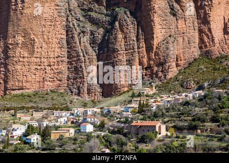 Riglos Dorf mit Schlägel von Riglos im Hintergrund, Riglos, Provinz Huesca, Aragón, Spanien, Europa Stockfoto