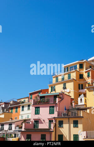 Italien, Ligurien, Cinque Terre, Riomaggiore, Riviera di Levante, typische Häuser und Architektur, typischen bunten Häuser Stockfoto