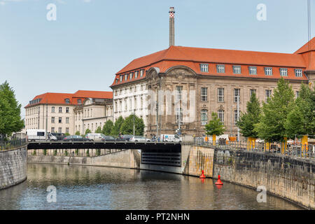 BERLIN, DEUTSCHLAND - 13. Juli 2018: Die Brücke über den Westhafenkanal in der Nähe von Bundesministerium für Wirtschaft und Energie Gebäude auf der Invalidenstraße str Stockfoto