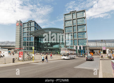 BERLIN, DEUTSCHLAND - 13. JULI 2018: Fassade Blick auf Berlin Hauptbahnhof Platz oder Berlin Hauptbahnhof, Hbf. Station wurde im Mai 2006 eröffnet, Ope Stockfoto