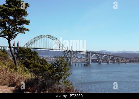 Ein wunderbares Beispiel für eine Bogenbrücke. Dies entlang der Küste von Oregon und umspannt Yaquina Bay in Newport, Oregon USA Stockfoto