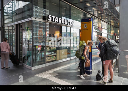 BERLIN, DEUTSCHLAND - 13. JULI 2018: unbekannte Menschen besuchen Starbucks Coffee House auf zentralen Passagier Bahnhof oder Hauptbahnhof. Stockfoto