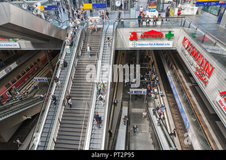 BERLIN, DEUTSCHLAND - 13. JULI 2018: unbekannte Menschen auf der Rolltreppe im Bahnhof oder Hauptbahnhof. Station wurde im M geöffnet Stockfoto