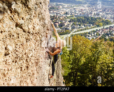 Österreich, Innsbruck, Hoettingen Steinbruch, Frau klettern in der Felswand Stockfoto