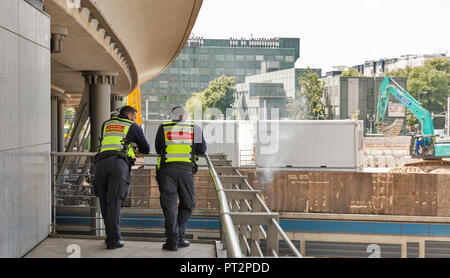 BERLIN, DEUTSCHLAND - 13. JULI 2018: Berliner Straße Polizeibeamte der zentralen Passagier Bahnhof Hauptbahnhof. Stockfoto