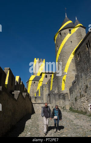 Gelb, Kunst, exzentrisch, konzentrische Kreise, Carcassonne, Carcassone, Castle, Fort, Stadtmauer, Aude, Provinz, Region, im Süden von Frankreich, Frankreich, Französisch, Europa, Europäische Stockfoto