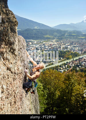 Österreich, Innsbruck, Hoettingen Steinbruch, Frau klettern in der Felswand Stockfoto