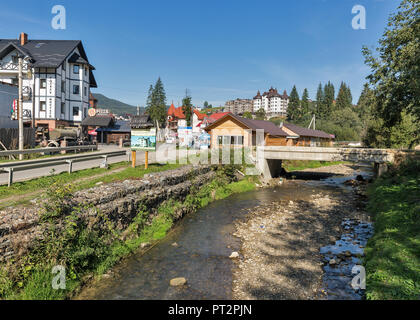 BUKOVEL, UKRAINE - September 12, 2018: Fluss Prutet, Straßen und Hotels in der Nähe der bekannte Wintersportort. Bukovel ist das größte Skigebiet im Osten Europ Stockfoto