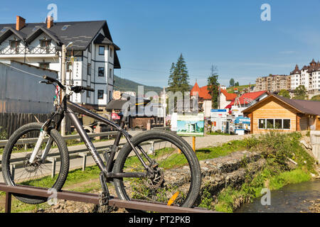 BUKOVEL, UKRAINE - September 12, 2018: Fluss Prutet, Straßen und Hotels in der Nähe der bekannte Wintersportort. Bukovel ist das größte Skigebiet im Osten Europ Stockfoto