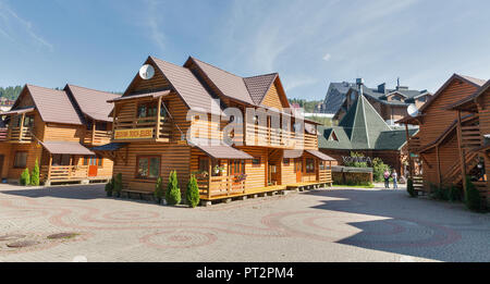 BUKOVEL, UKRAINE - 12. SEPTEMBER 2018: die typischen hölzernen Hütten und Hotels in der Nähe der bekannte Wintersportort. Bukovel ist das größte Skigebiet im Osten Stockfoto