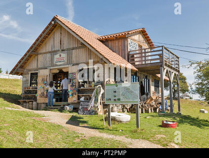 YABLUNYTSIA, UKRAINE - September 12, 2018: die Menschen besuchen Mountain Valley Peppers, Ort für Erholung und Unterhaltung, in der Nähe des bekannten Wintersportort Bukov Stockfoto