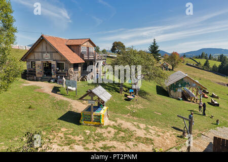 YABLUNYTSIA, UKRAINE - September 12, 2018: die Menschen besuchen Mountain Valley Peppers, Ort für Erholung und Unterhaltung, in der Nähe des bekannten Wintersportort Bukov Stockfoto