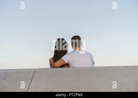 Junge, urbane, paar Verlieben, küssen Stockfoto
