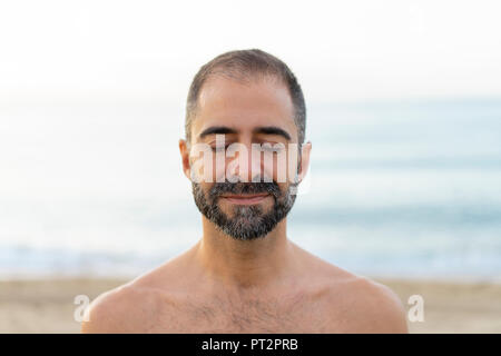 Portrait von glücklichen Menschen an einem Strand am Abend Stockfoto