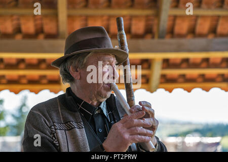 YABLUNYTSIA, UKRAINE - September 12, 2018: älterer Mann Folk Musiker spielt Musik auf der Säge auf Berg Tal Paprika, Ort für Erholung. Stockfoto