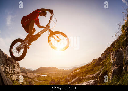 Akrobatische Biker auf Trial Bike Stockfoto